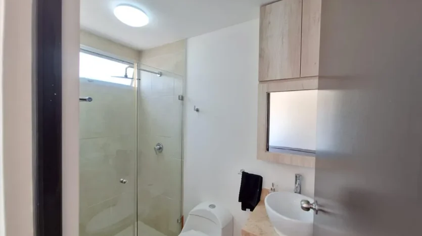 un baño con un lavamanos en punta estrella playa del carmen