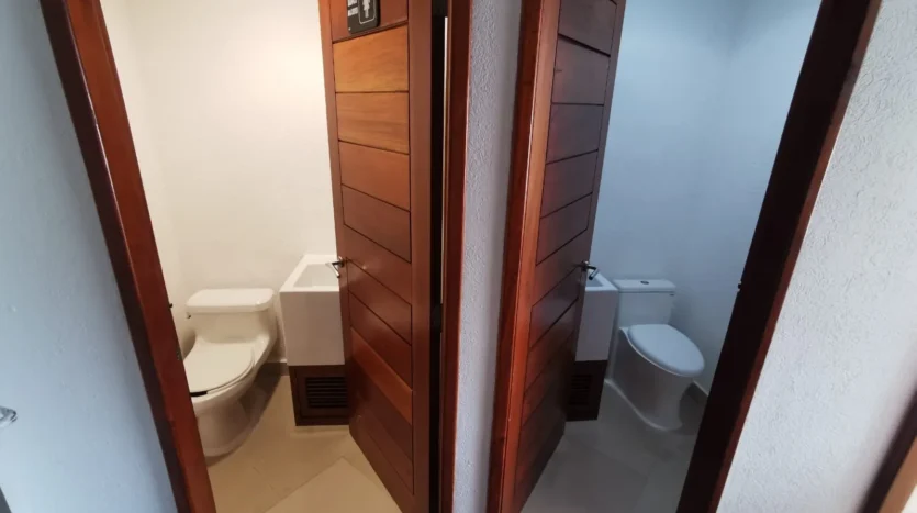 dos baños: uno para hombres y otro para mujeres en plaza yamaha playa del carmen