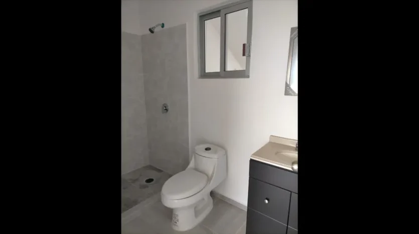 un baño con un lavamanos en condo jim ejidal playa del carmen