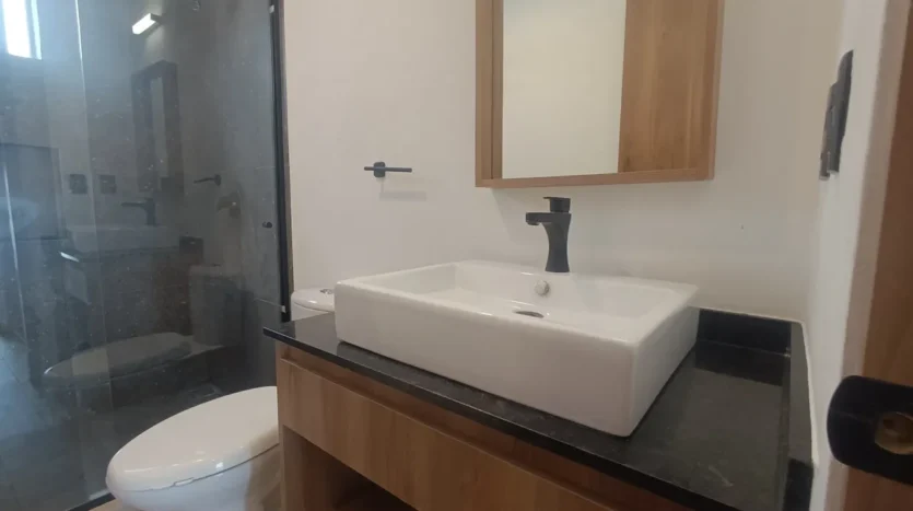 un baño con un lavamanos y un espejo en bali 2 playa del carmen
