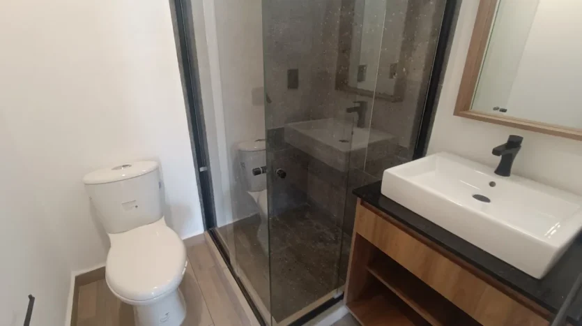 un baño con un lavamanos en bali 2 playa del carmen