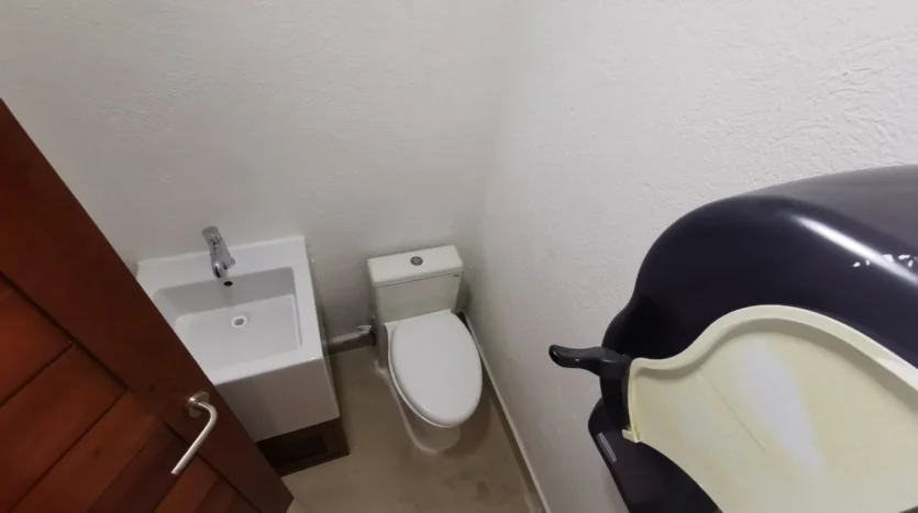 un baño con un lavamanos en plaza yamaha playa del carmen