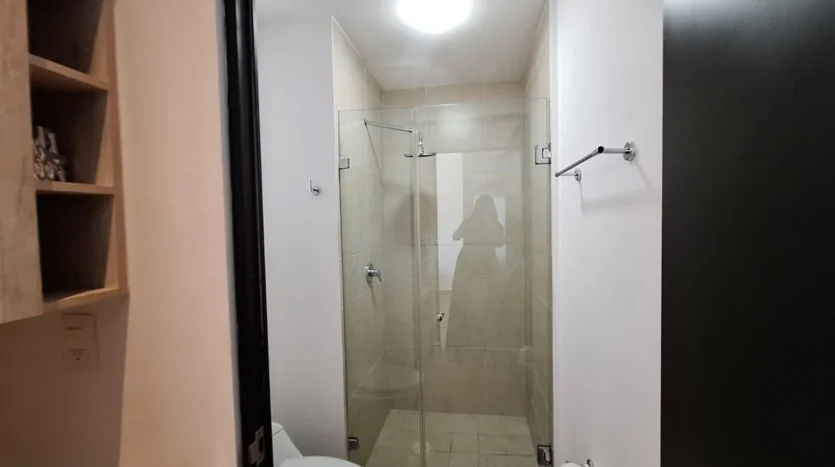 un baño con un cancel de cristal en punta estrella playa del carmen