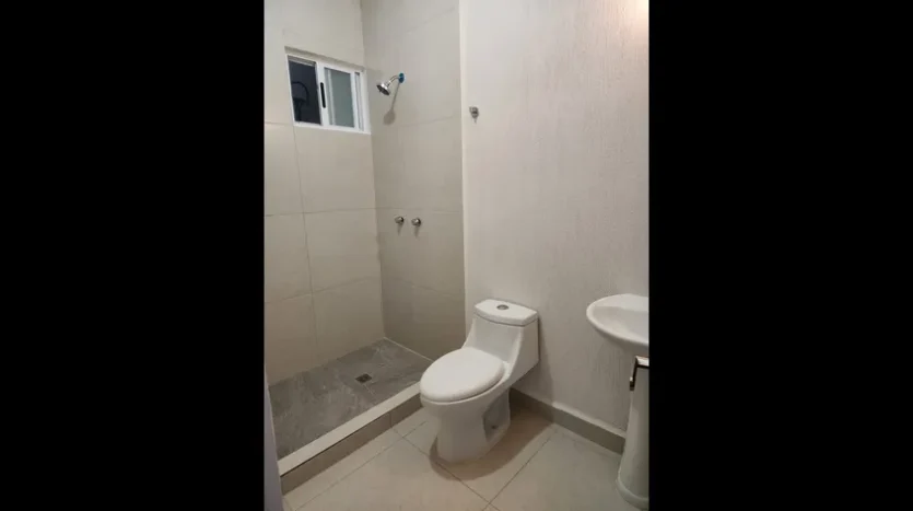 un baño con una ducha y un excusado en sak ya residencial playa del carmen