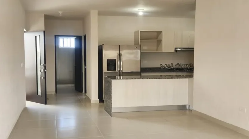 una cocina y un refrigerador en sak ya residencial playa del carmen