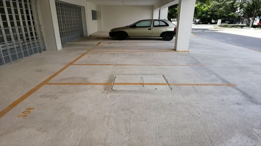 un estacionamiento techado en condo jim ejidal playa del carmen