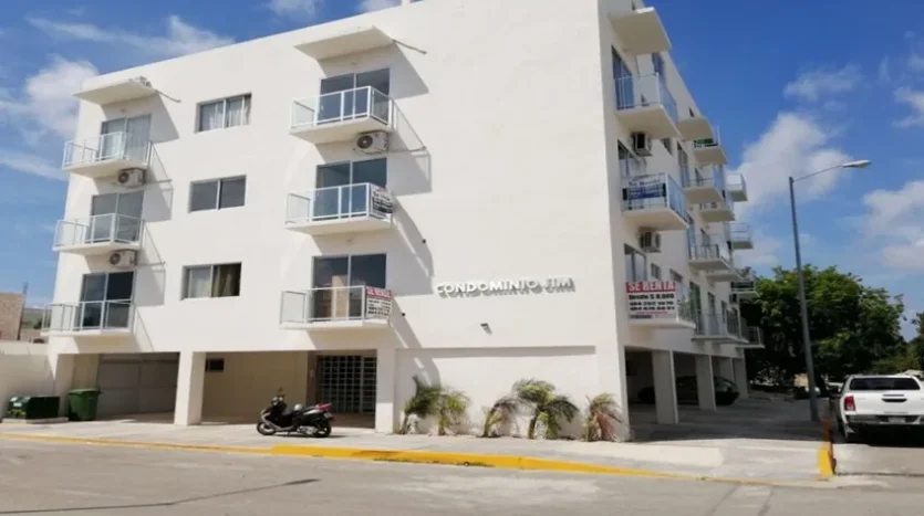 una fachada exterior de un edificio con departamentos en condo jim ejidal playa del carmen