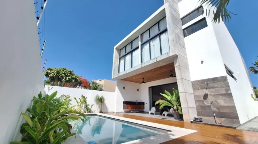 una fachada de una casa con alberca privada en playa magna playa del carmen