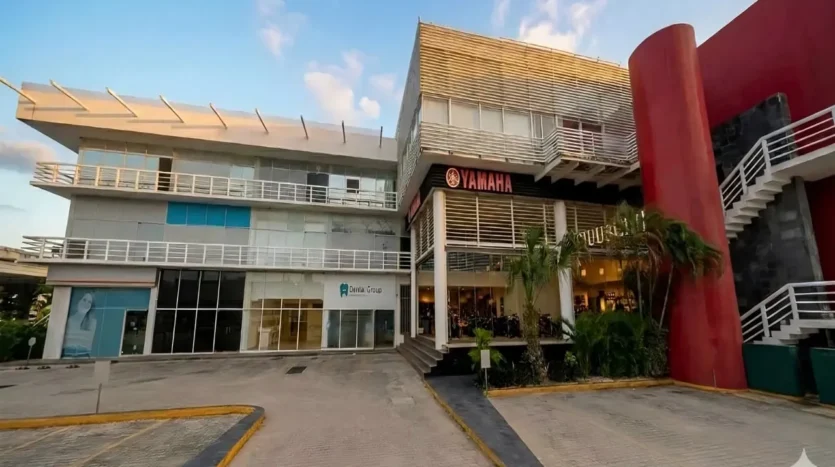 una fachada de un local comercial en plaza yamaha playa del carmen