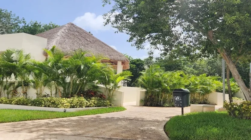 un area para caminar con areas verdes y una palapa en sak ya residencial playa del carmen