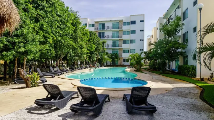 una alberca refrescante con camastros en punta estrella playa del carmen