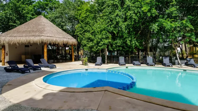 una piscina con palapa en punta estrella playa del carmen