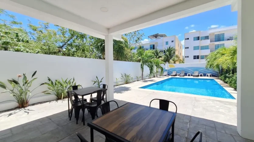 una terraza con piscina en punta estrella playa del carmen
