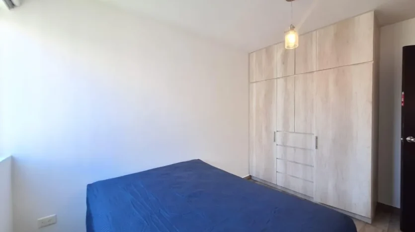 una recamara con un closet grande y una lampara en punta estrella playa del carmen