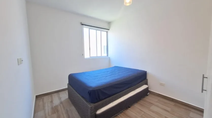 una recamara secundaria con una cama matrimonial en punta estrella playa del carmen