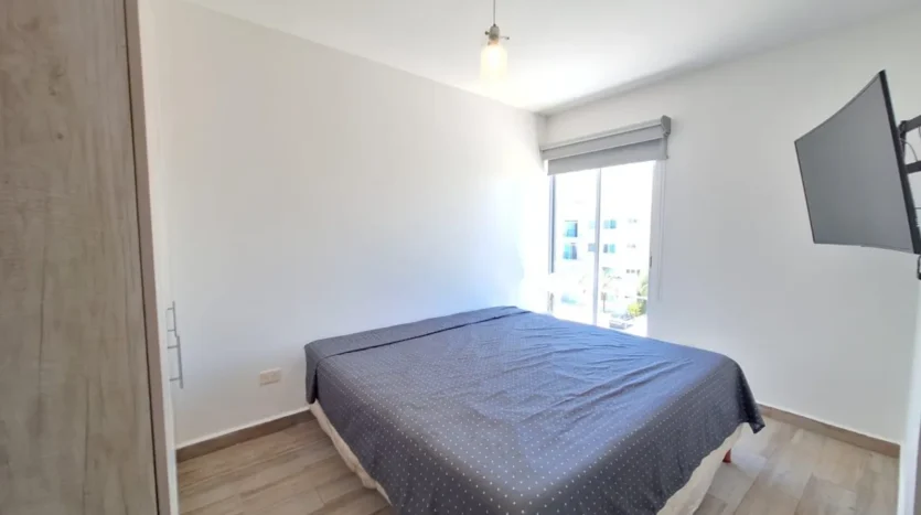 una cama con una tv smart en punta estrella playa del carmen