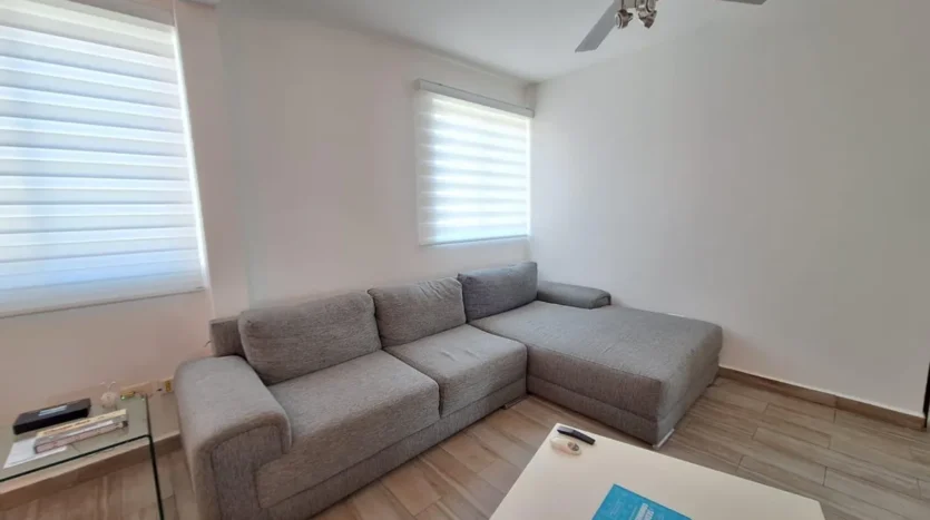 una sala con sofa en punta estrella playa del carmen