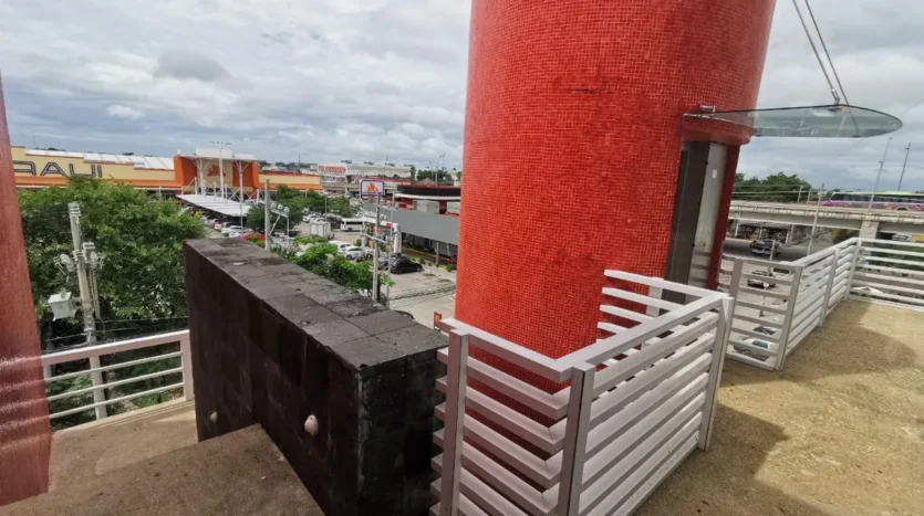 un pasillo con elevador y vista a la ciudad en plaza yamaha playa del carmen