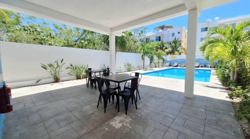 una terraza con vistra a la alberca en punta estrella playa del carmen